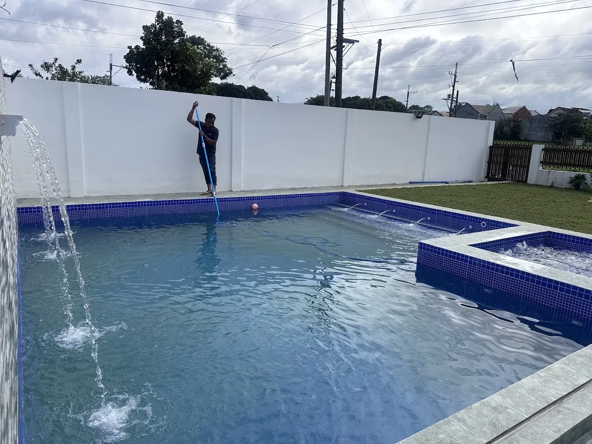 42.25sqm Skimmer Type swimming pool, with 2.5 x 2.5 Jacuzzi and sliding WPC cover.